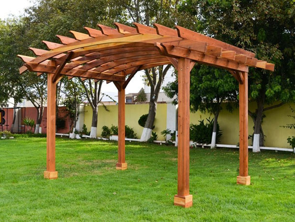 Os pergolados de madeira com vigas arredondadas são um modelo criativo de pergolado.