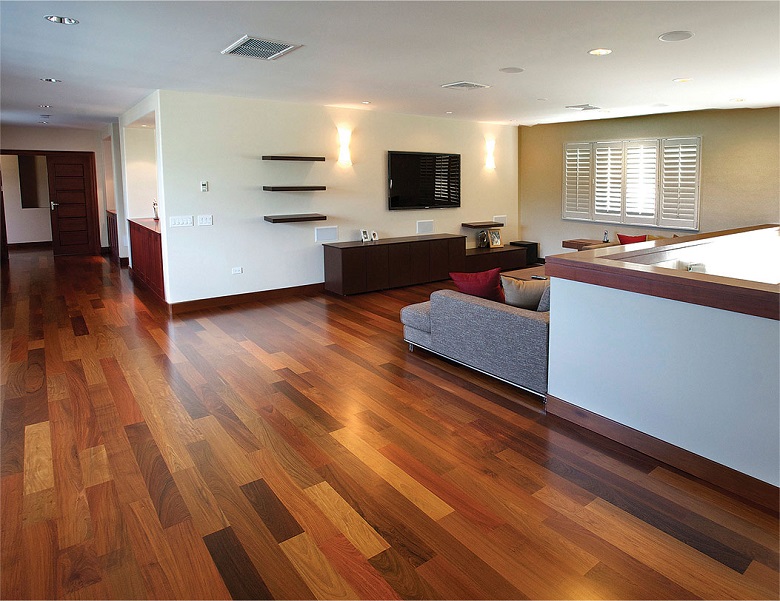 Uma madeira clássica, o piso de ipê também combina com decorações modernas!