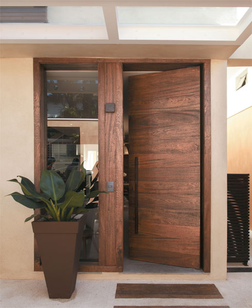 Devido suas características, a madeira angelim-pedra é bastante utilizada na fabricação de portas!