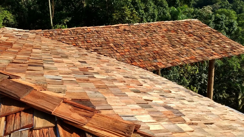 As telhas de madeira podem ser feitas fatiadas no machado uma a uma ou industrialmente pelo sistema de autoclave.