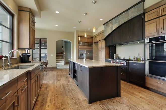 Tons de madeira contrastando numa cozinha elegante e luxuosa.