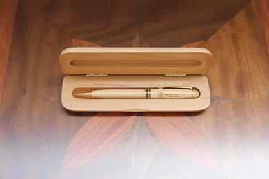 Porta-caneta feito de madeira goiabão.
