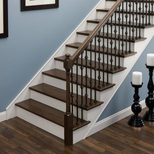 Escada com degraus de madeira escura e rodapé de madeira branco.