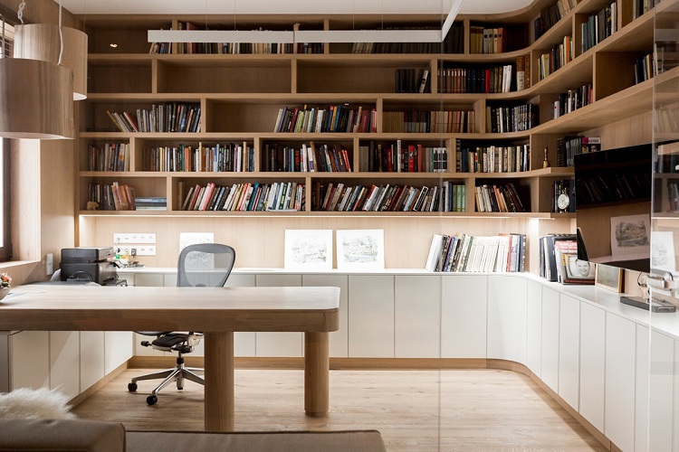 Escritório em casa dentro de uma biblioteca