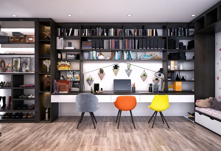Escritório em casa com elementos de madeira preta e objetos em cores e formas contrastantes e coloridas.