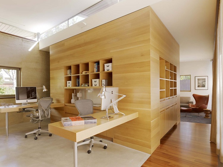 Belo projeto de escritório em casa em madeira clara.