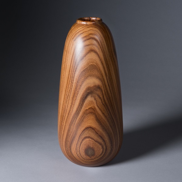 Vaso decorativo feito de madeira pau-ferro.