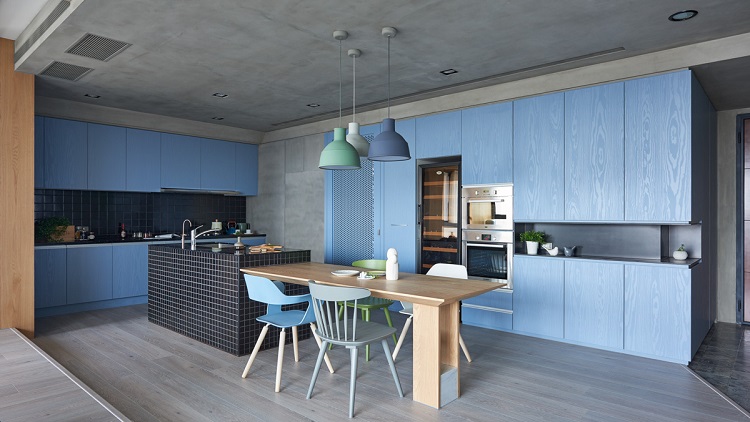 Cozinha com armário de madeira pintado de azul.