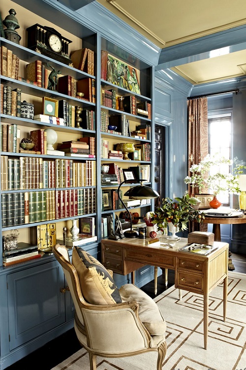 Biblioteca com detalhes de azul com madeira.